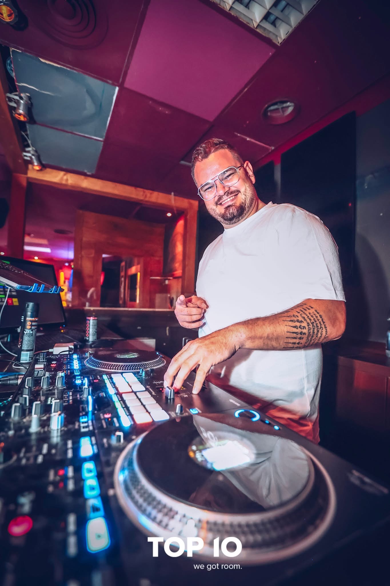 DJ MIKA im Club top 10 an seinem DJ Pult